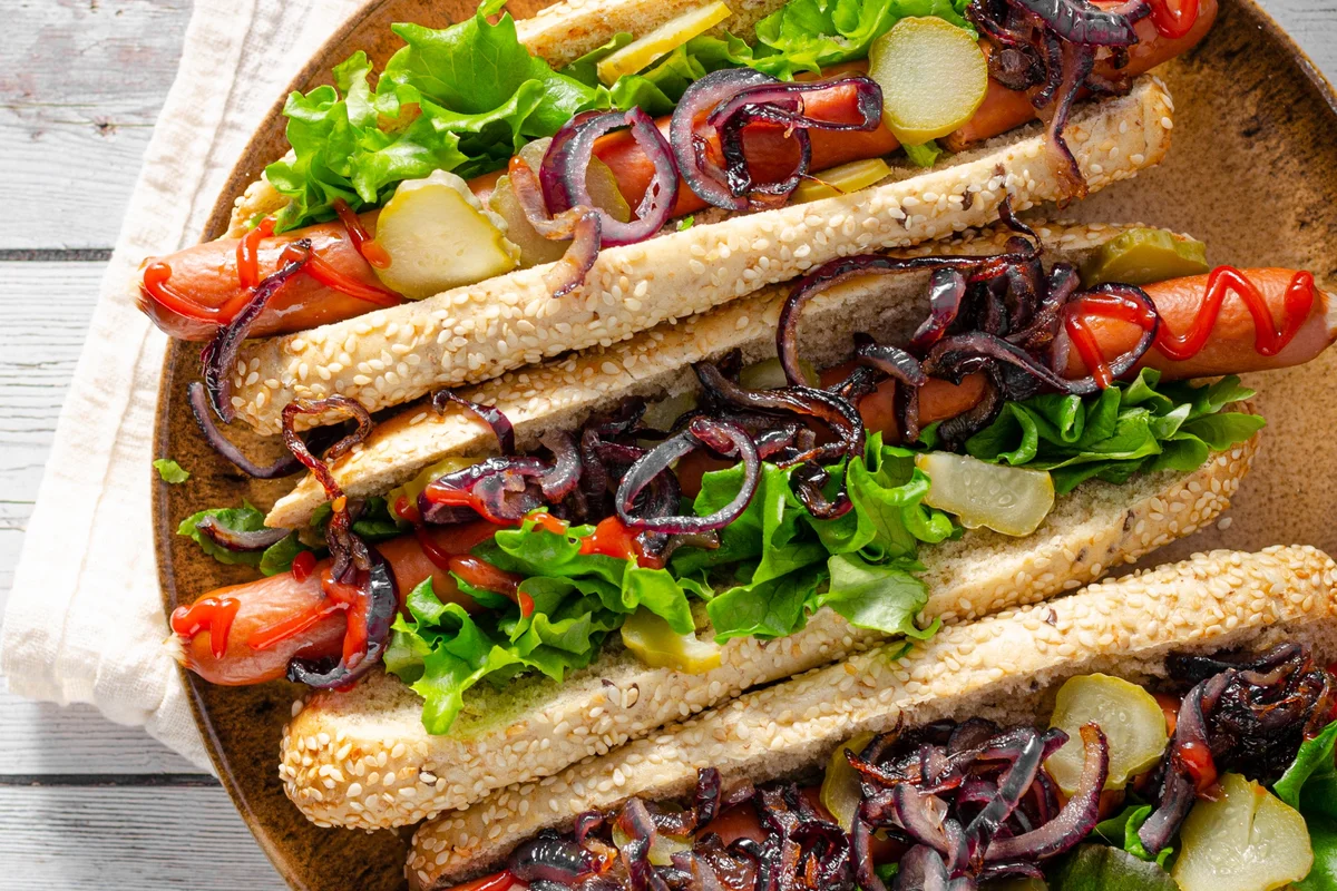 Hot Dogs a la Parrilla con Cebollas Caramelizadas