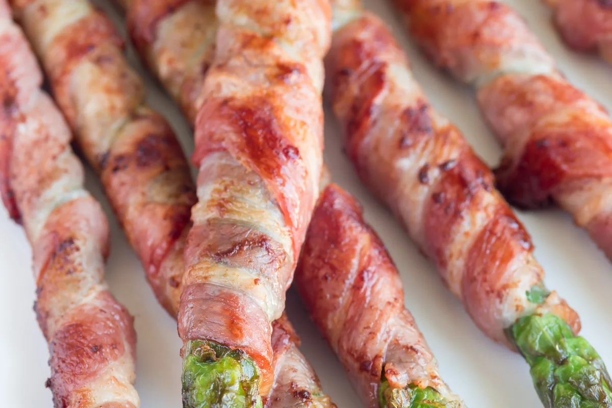 Paquets d'asperges enrobés de bacon