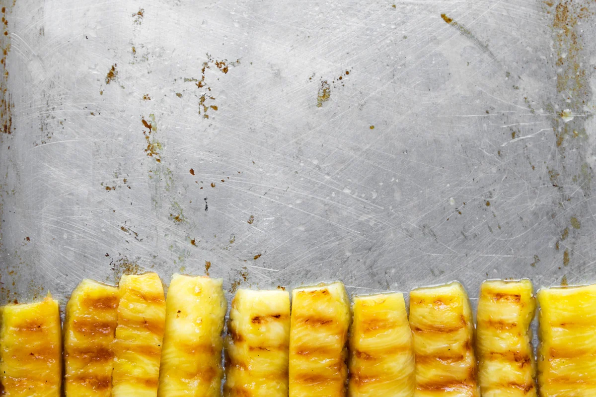 Piña Asada con Azúcar Moreno y Canela