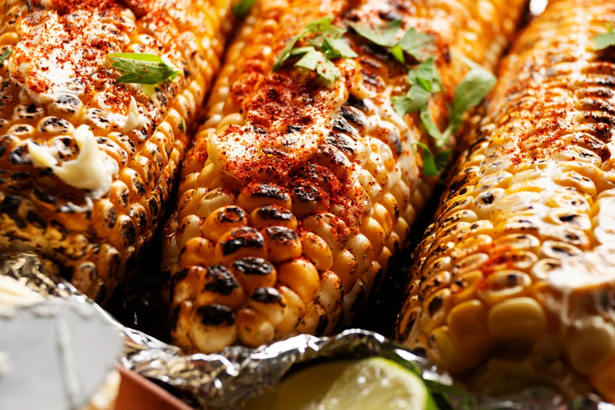 Elote Asado con Mantequilla de Limón y Pimentón