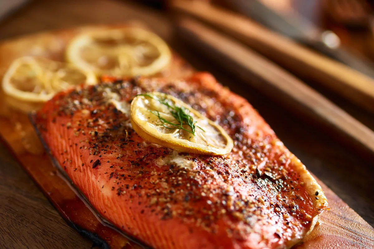 Saumon sur Planche de Cèdre Grillé