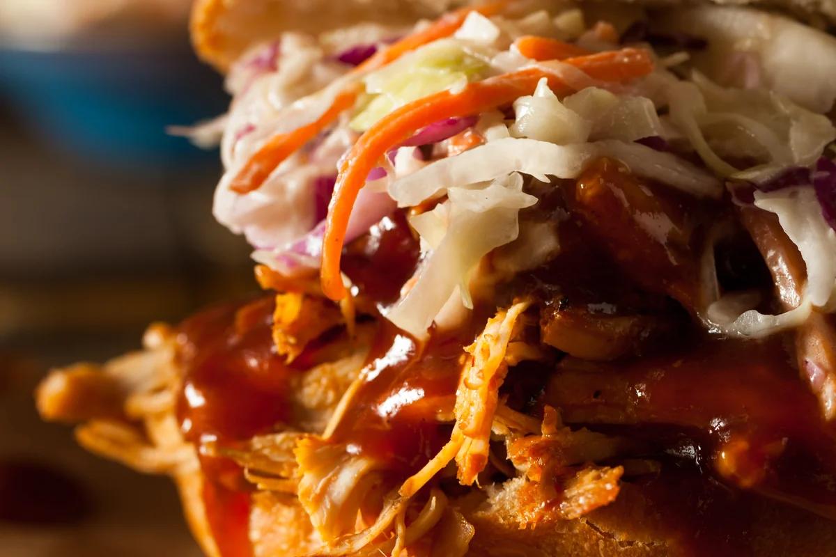 Sandwich de porc effiloché avec coleslaw