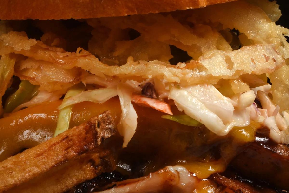 Burgers Poutine avec Fromage en Grains et Sauce