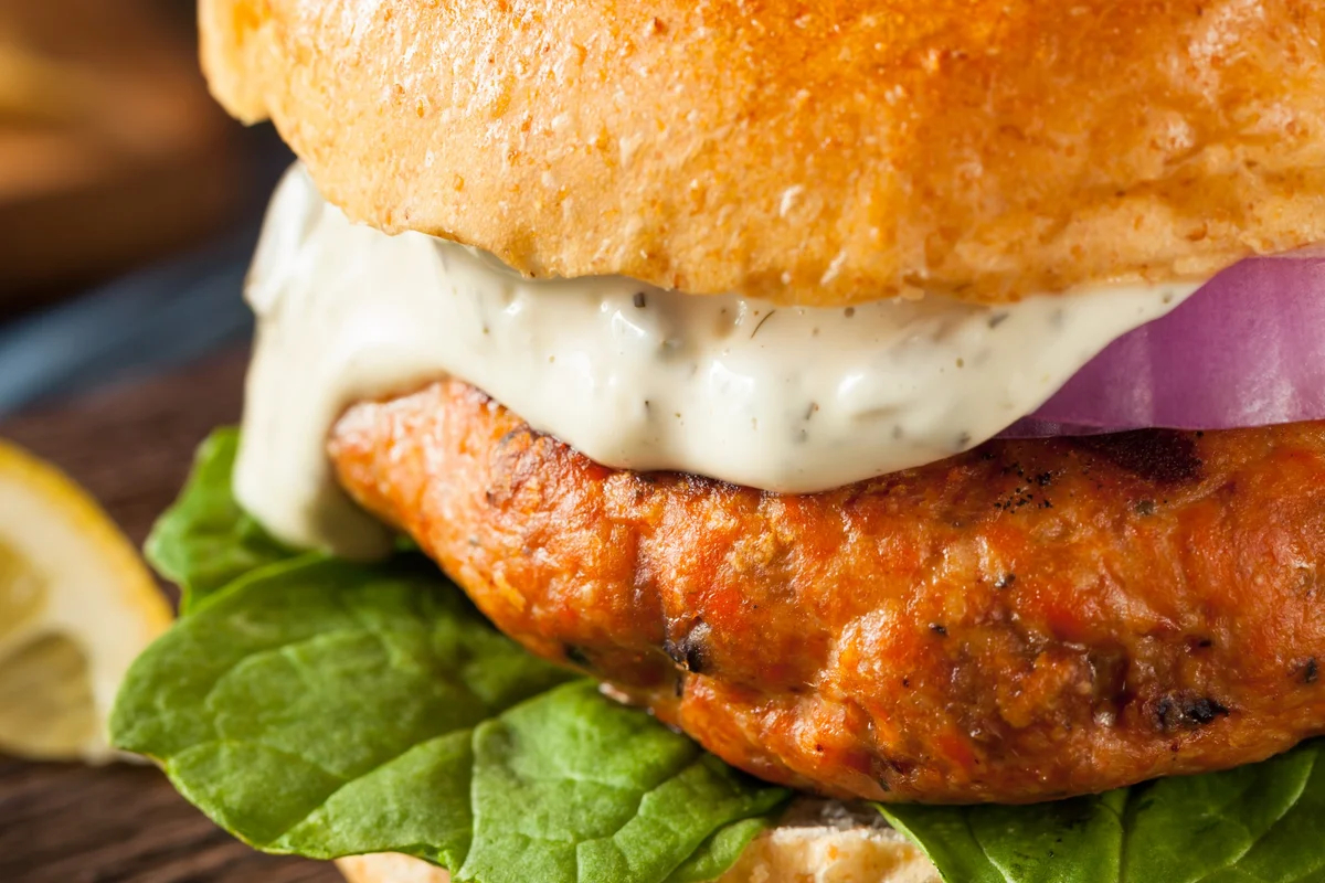 Hamburguesas de Salmón a la Parrilla con Salsa de Eneldo