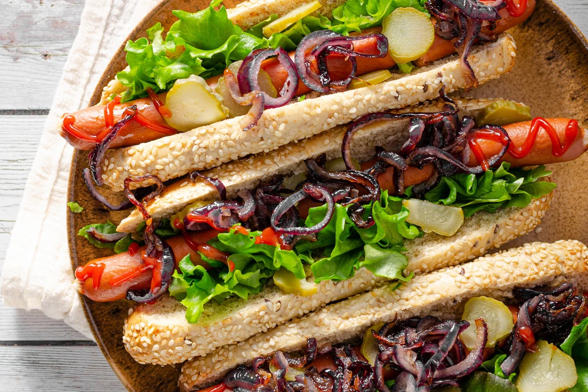 Hot Dogs a la Parrilla con Cebollas Caramelizadas