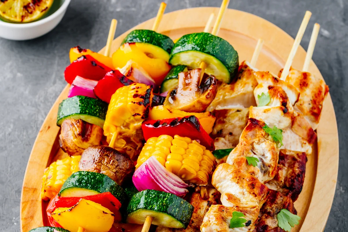 Brochetas de Pollo a la Parrilla con Pimientos, Cebollas y Piña