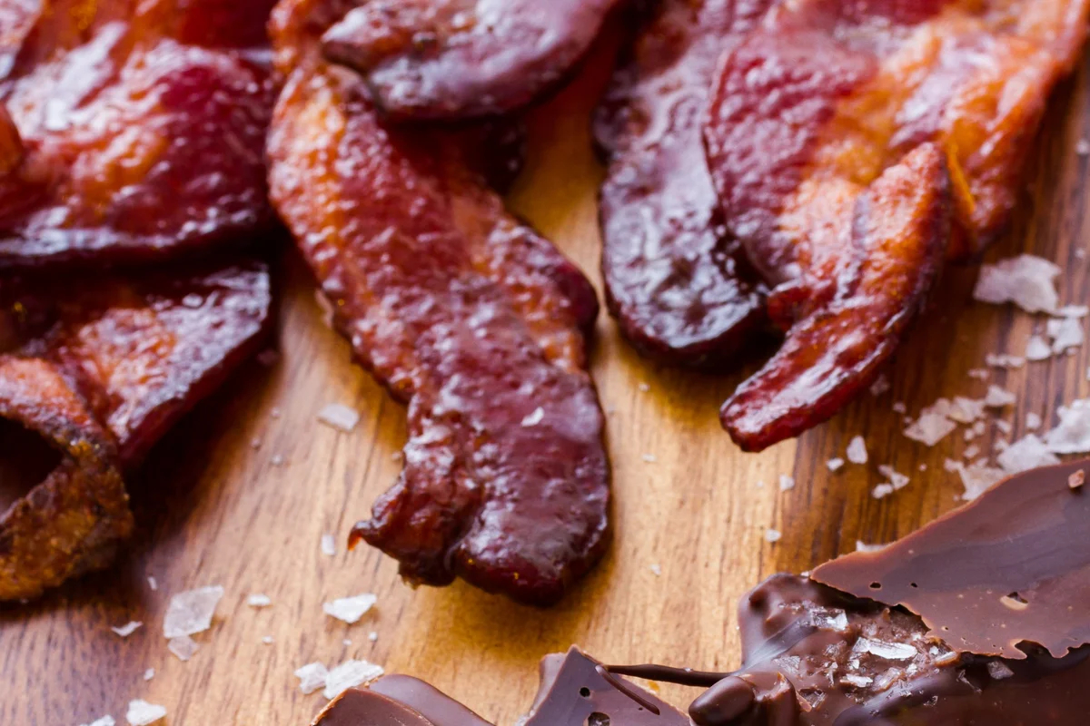 Brownies au bacon caramélisé et bourbon fumé