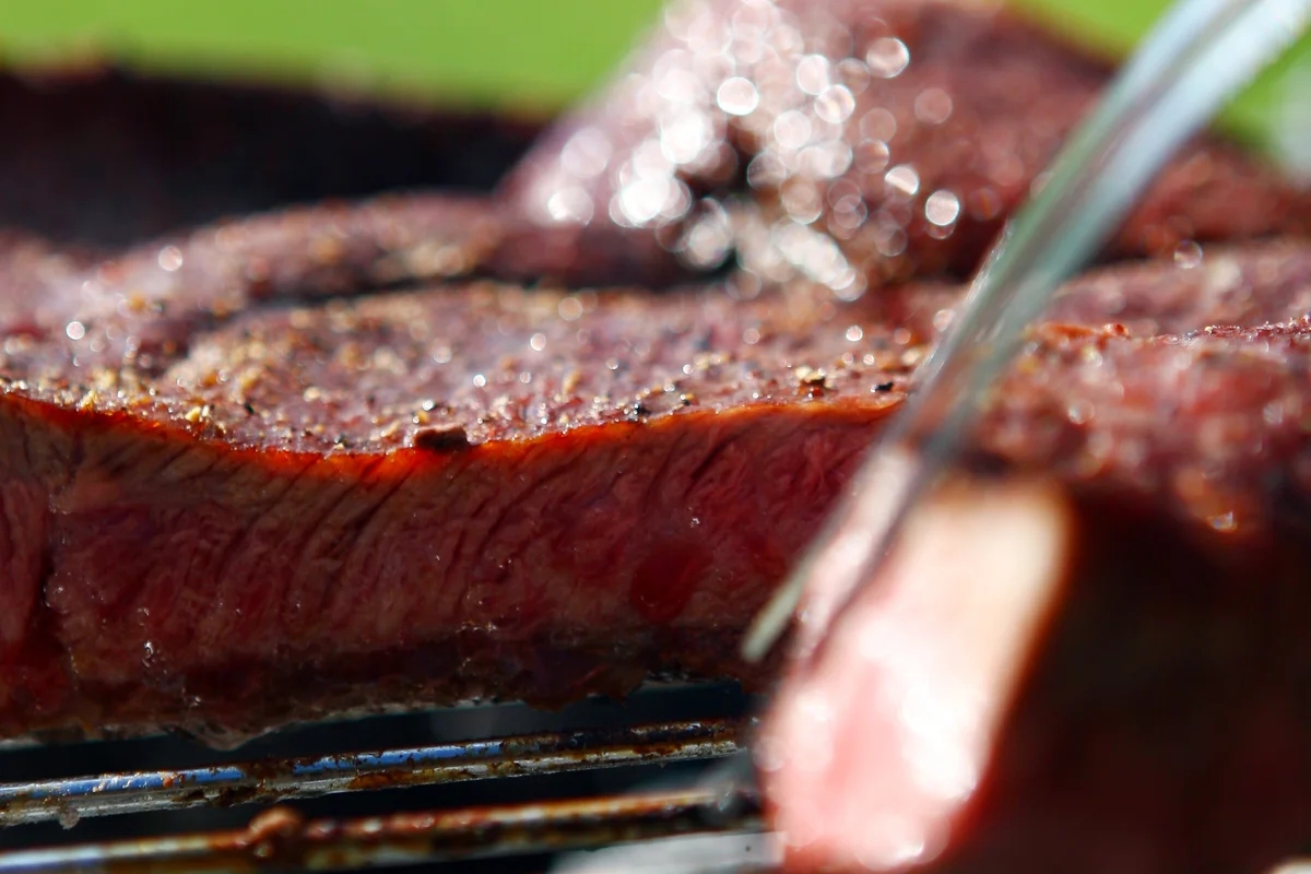 Steaks d'élan marinés au whisky grillés