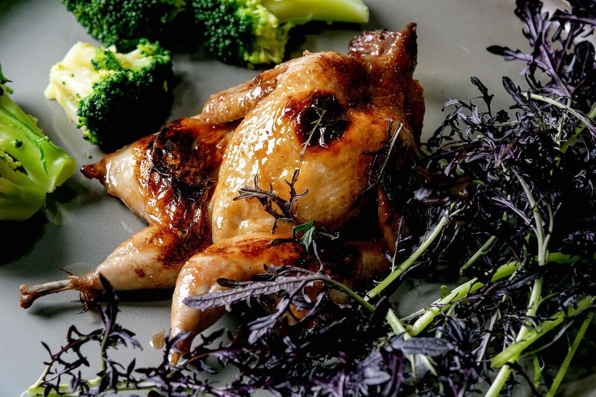 Codorniz Asada Glaseada con Miel y Cítricos