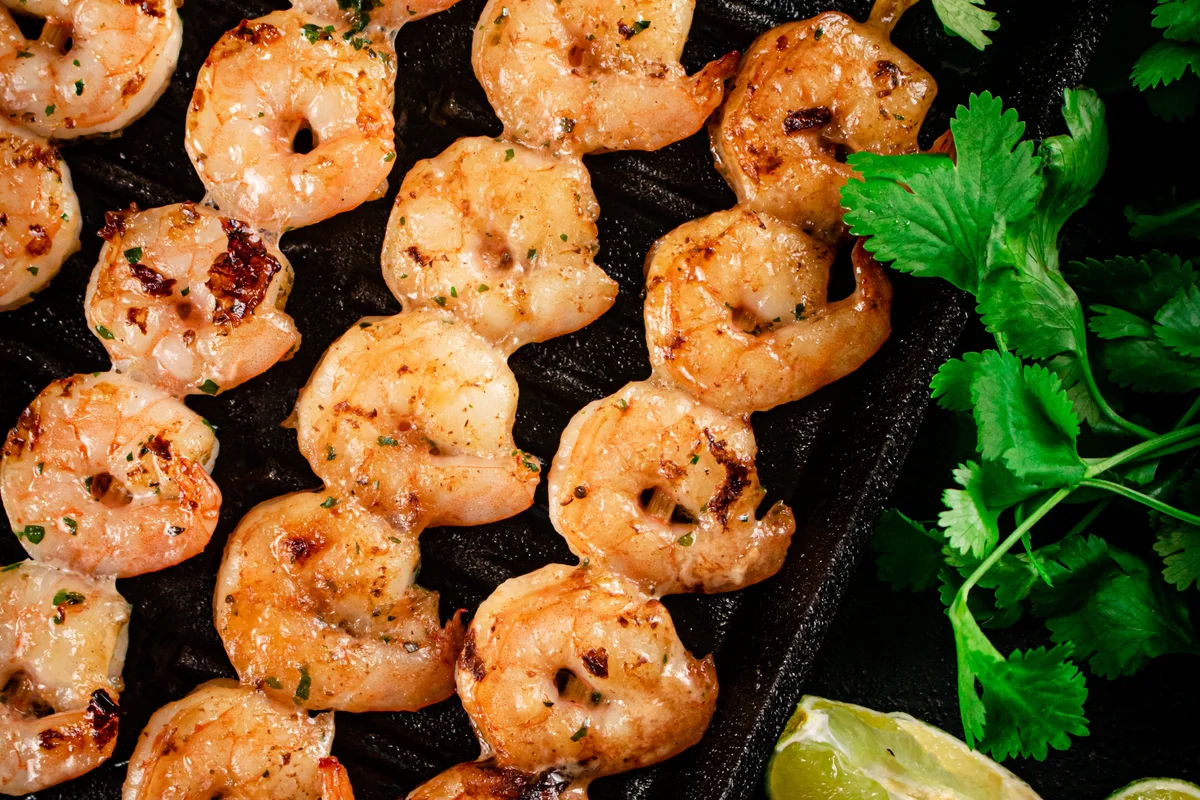 Brochettes de crevettes grillées épicées au citron vert