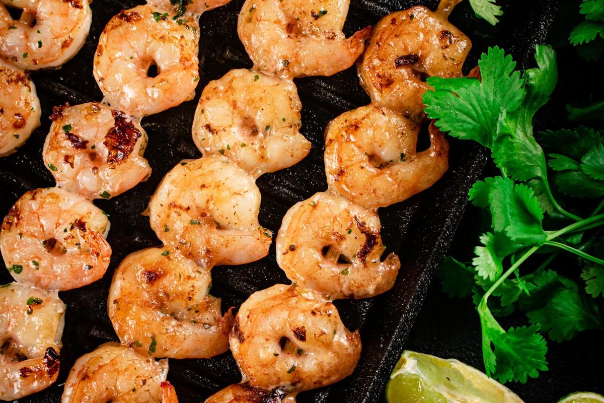 Brochettes de crevettes grillées épicées au citron vert