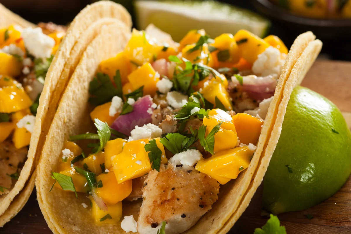 Tacos de Mahi Mahi a la Parrilla con Salsa de Mango