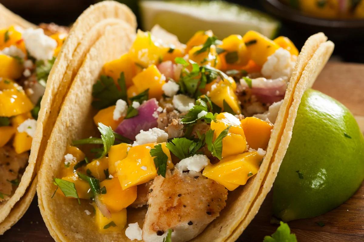 Tacos de Mahi Mahi a la Parrilla con Salsa de Mango