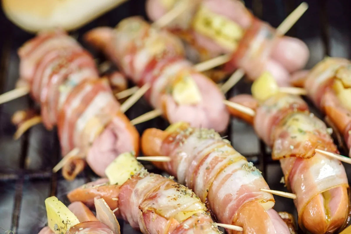 Perros Calientes Envuelto en Tocino Rellenos de Queso