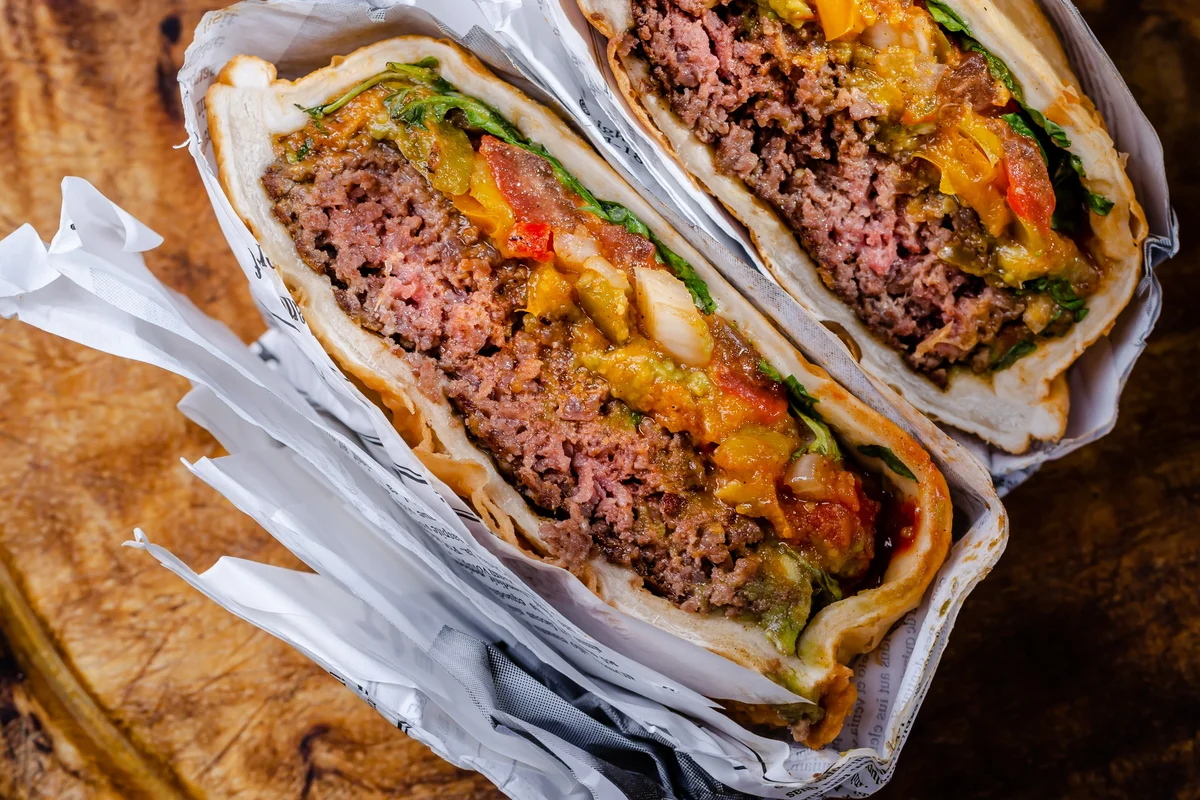 Burgers de boeuf farcis au cheddar fort